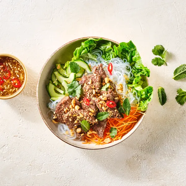 Vietnamese noedelsalade met citroengras-rundvlees