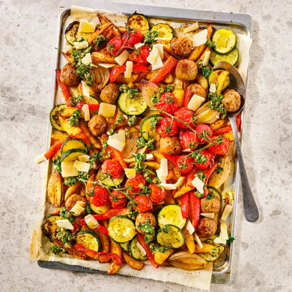 Traybake met gehaktballetjes en basilicum-salsa
