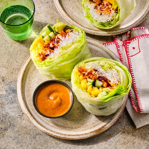 XXL springrolls met kipgehakt, mango en pindasaus