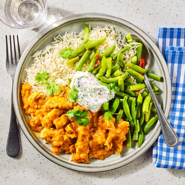 Snelle butter chicken met rijst en sperziebonen
