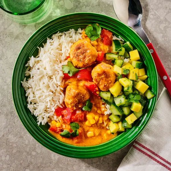 Kip-kormaballetjes met mangosalsa