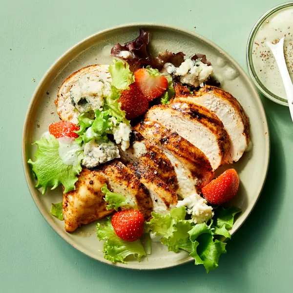 BBQ-kipsalade met aardbeien
