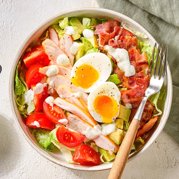 Cobb salad met ranch-dressing