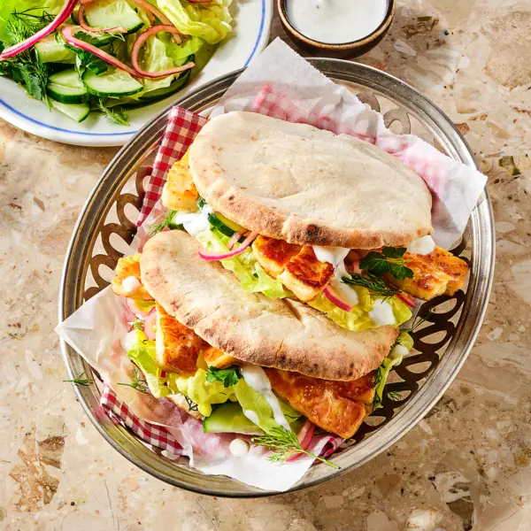 Pita halloumi met kruidensla en citroenyoghurt