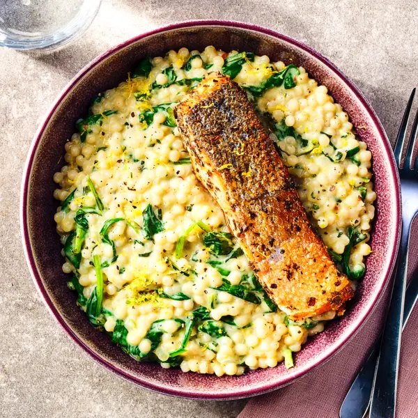Romige parelcouscous met crispy zalm