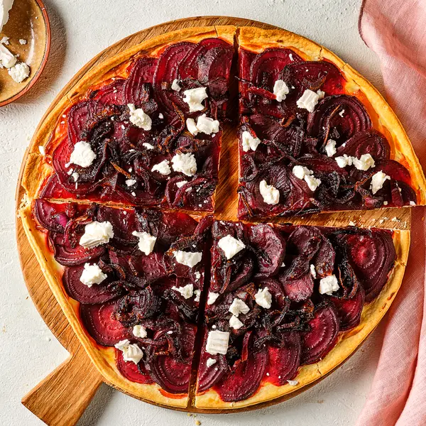Galette met biet, geitenkaas en gekaramelliseerde ui