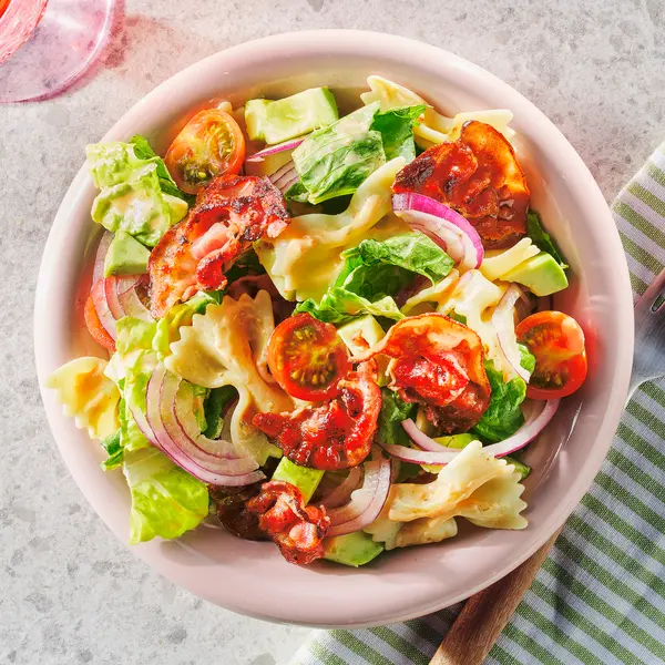 Pastasalade met bacon en avocado