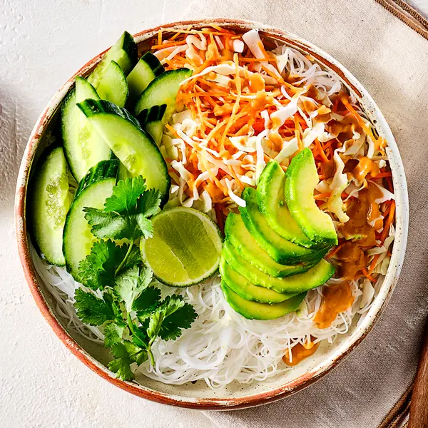 Vietnamese noedelsalade met pindadressing