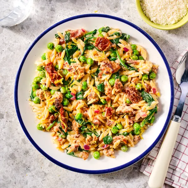 Romige orzo met spinazie en Italiaanse worstjes