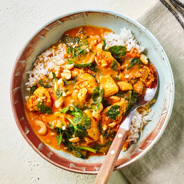 Milde spinazie-tomaatcurry met kip