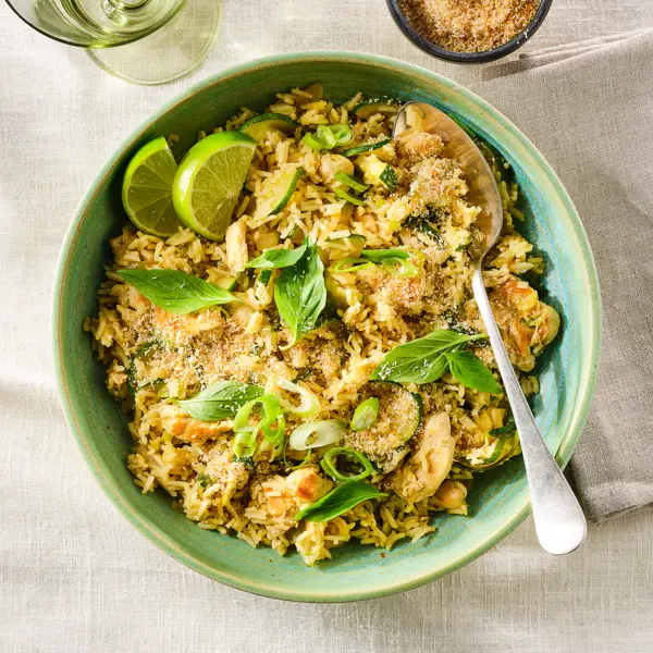 Thaise groene curry fried rice met kip en geroosterde kokos