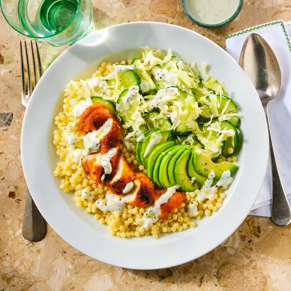 Krokante kipbowl met parelcouscous