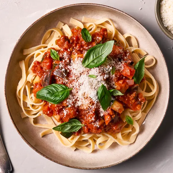 Tagliatelle met gehakt, courgette en aubergine