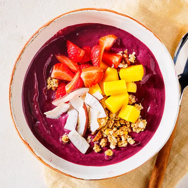 Açaibowl met vers fruit en kokos