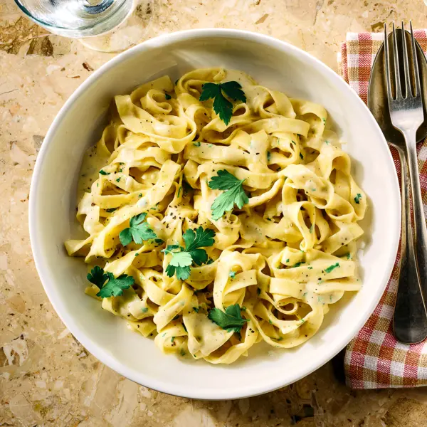 Romige Hollandse kazen tagliatelle met peterselie
