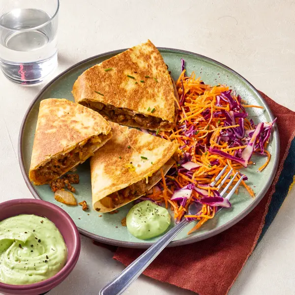 Crispy quesadilla's met gehakt met avocadocrème en koolsalade