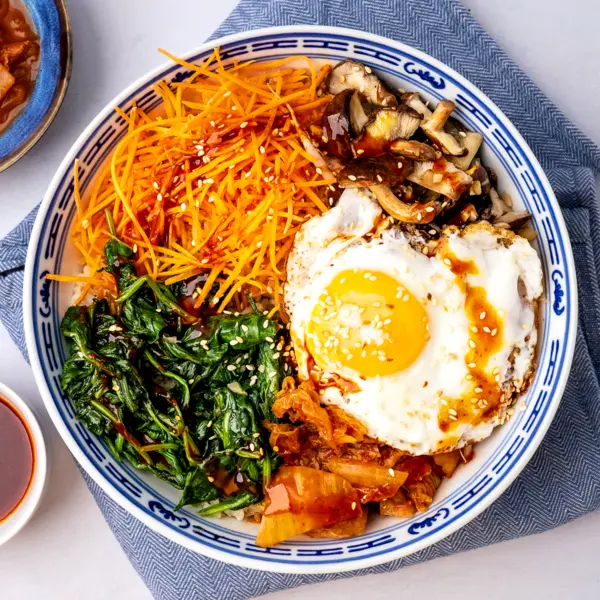 Bibimbap met shiitake en kimchi