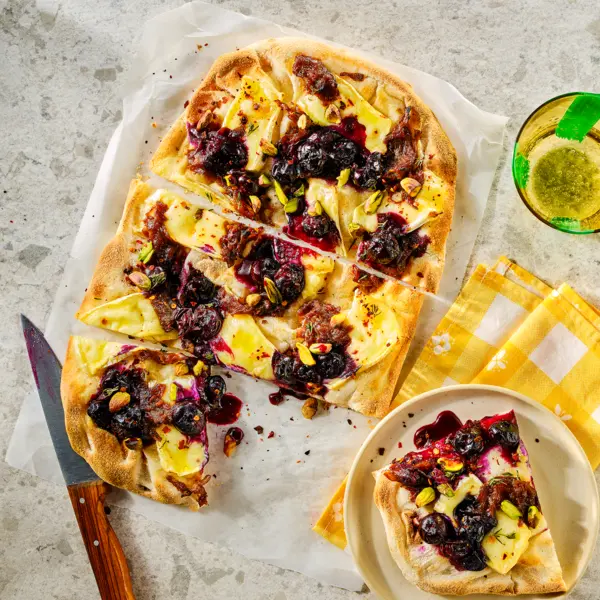 Pinsa met blauwe bessen en brie