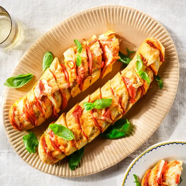 Loaded pepperoni stokbrood van de BBQ
