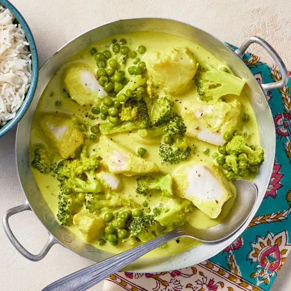 Snelle viscurry met broccoli en erwtjes