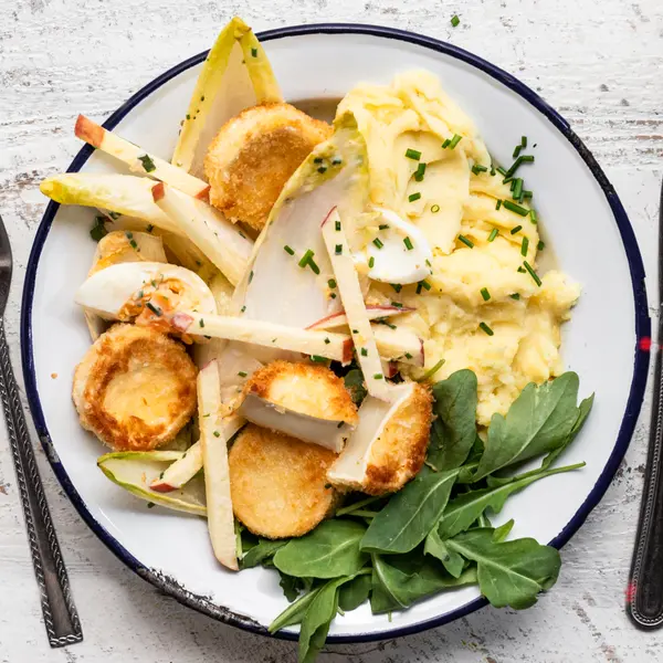 Gebakken geitenkaas met witlofsalade
