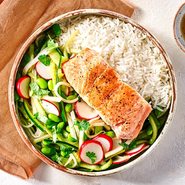 Oosterse koolrabisalade met zalm en rijst