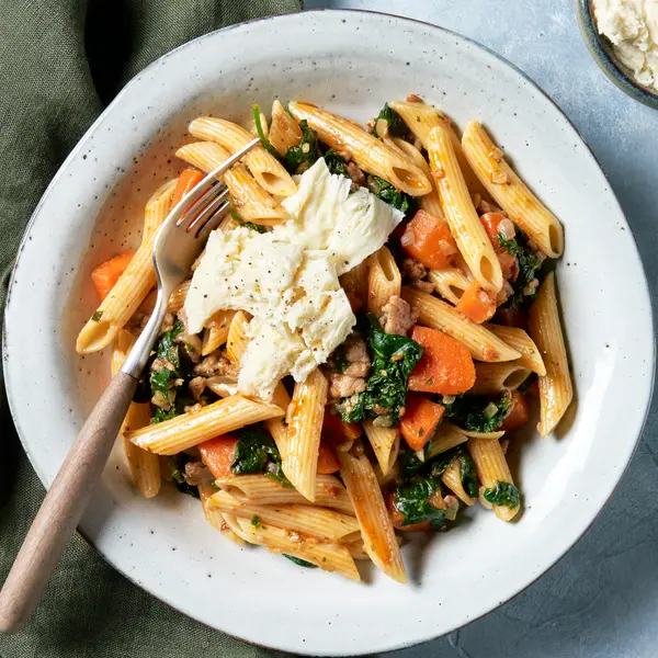 Penne met kipgehakt en rode pesto