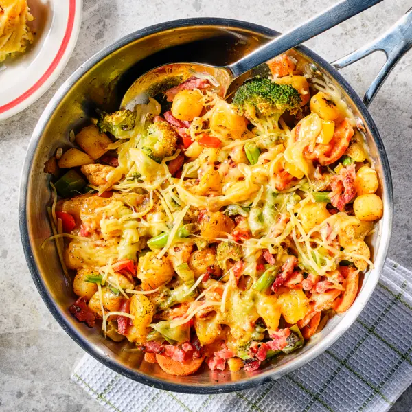 Hollandse eenpanswok met spekjes en kaas