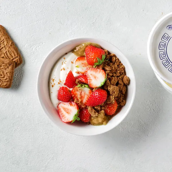 Yoghurt met aardbei, speculaas en rabarber