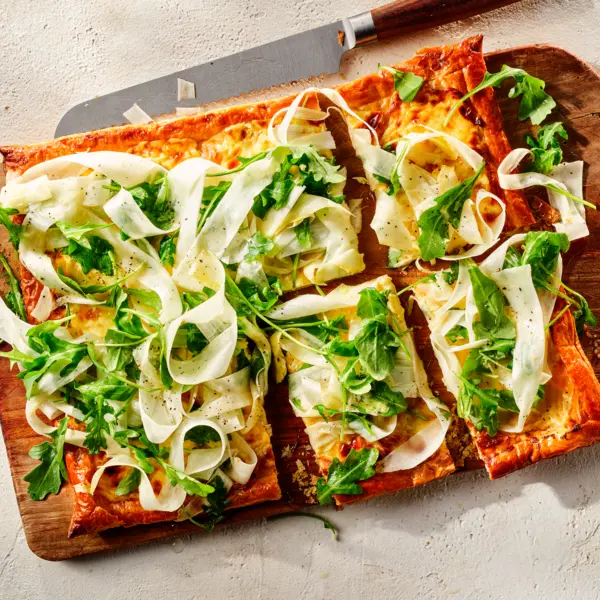 Plaattaart met kaas en witte aspergelinten