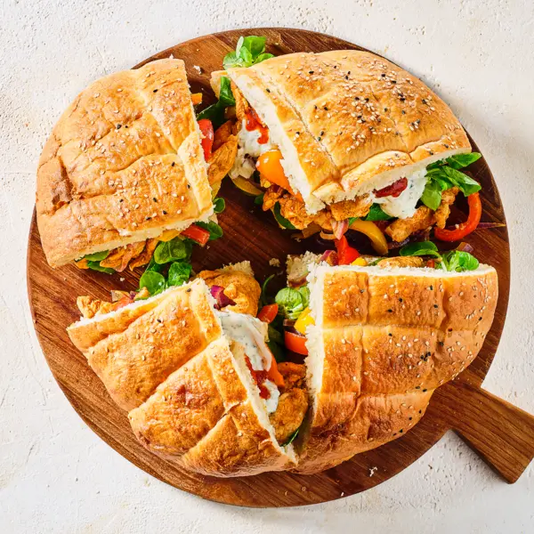 Turks brood met kipshoarma en frisse saus