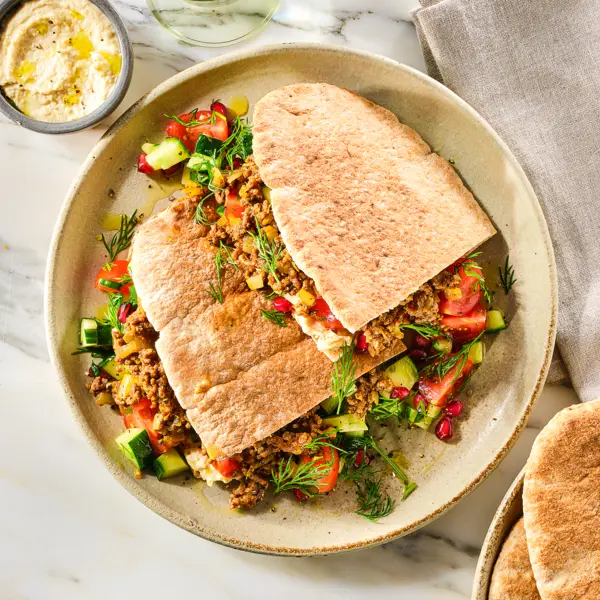 Pita shawarma-gehakt met tomaten-komkommersalade