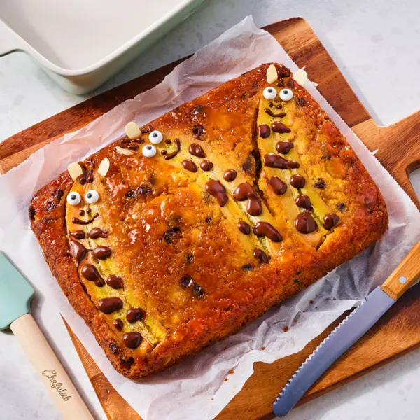 Upside-down giraffe bananenbrood met chocolade en gezouten karamel