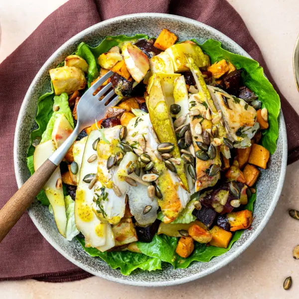 Warme herfstsalade met kip en geroosterde groenten