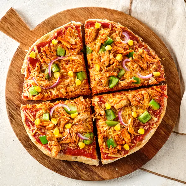 BBQ Chicken-pizza op Turks brood