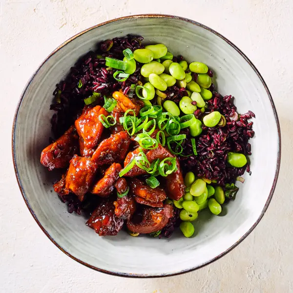 Zwarte sesamrijst met ketjapkip en edamame