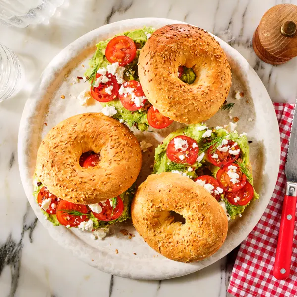 Smashed avocado bagel met cherrytomaatjes en feta