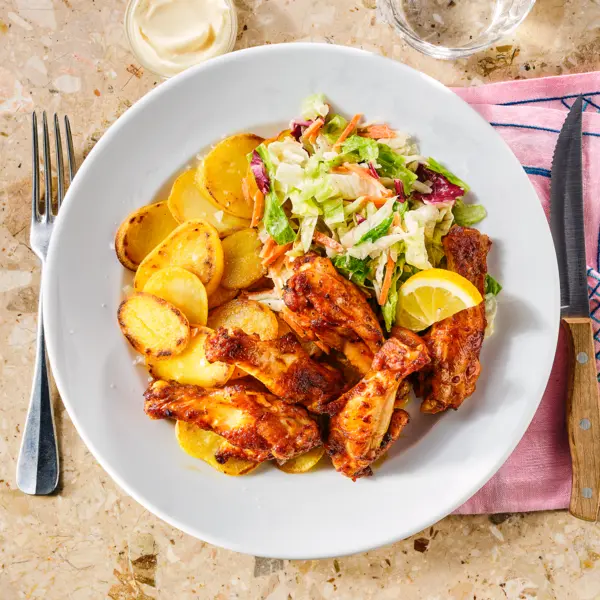 Piri piri kipkluifjes met aardappeltjes en sla