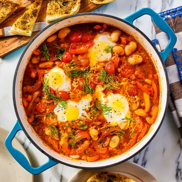 Shakshuka met boterbonen en green goddess-toast