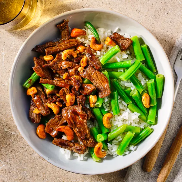 Sticky runderreepjes met cashewnoten en rijst