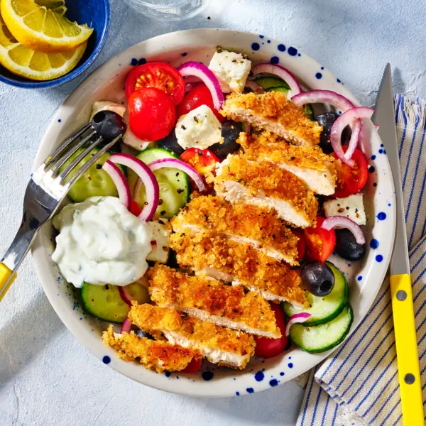 Griekse salade met kipschnitzels en tzatziki