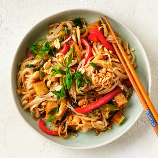 Eenpansnoedels met gerookte tofu en pinda