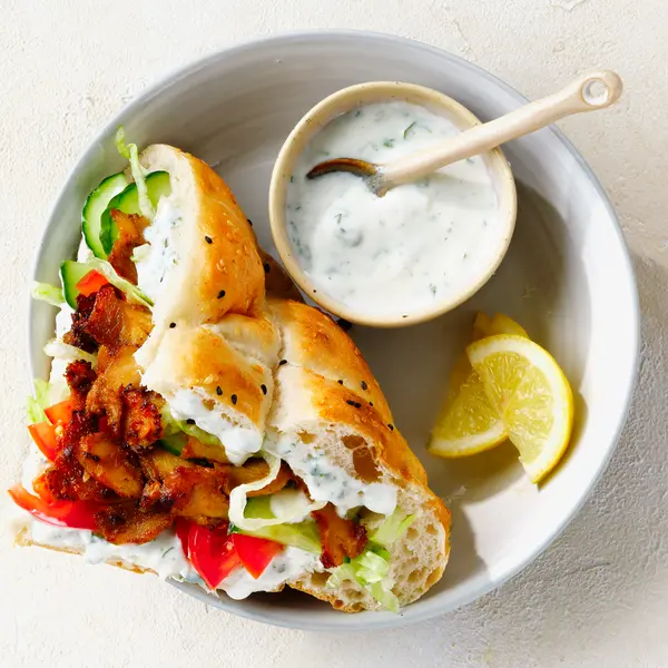 Snelle kipdöner in Turks brood