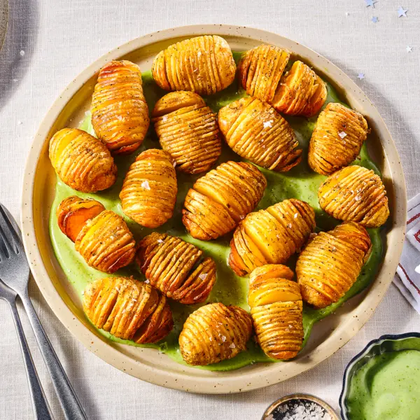 Snelle hasselbacks met basilicummayo