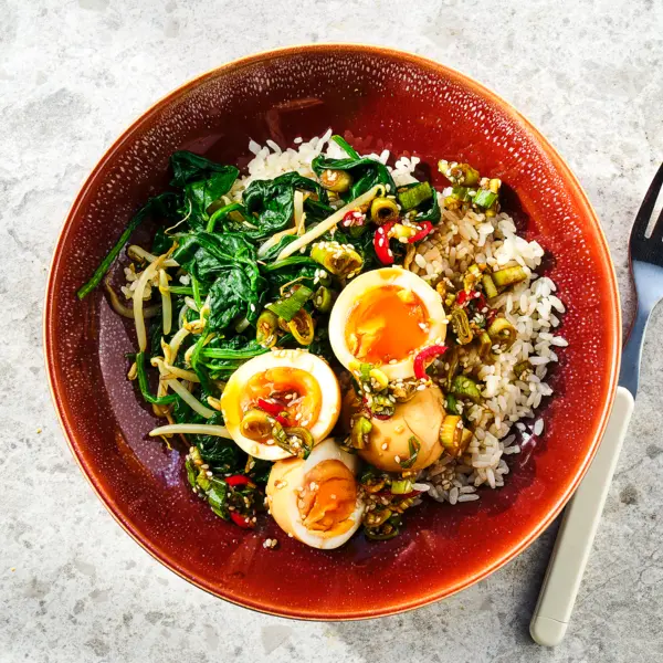 Koreaanse stijl eitjes met spinazie en rijst