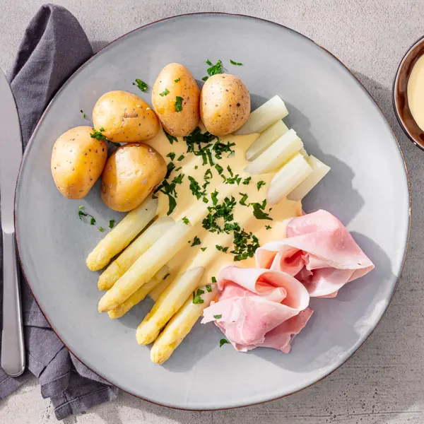 Witte asperges met ham en hollandaisesaus