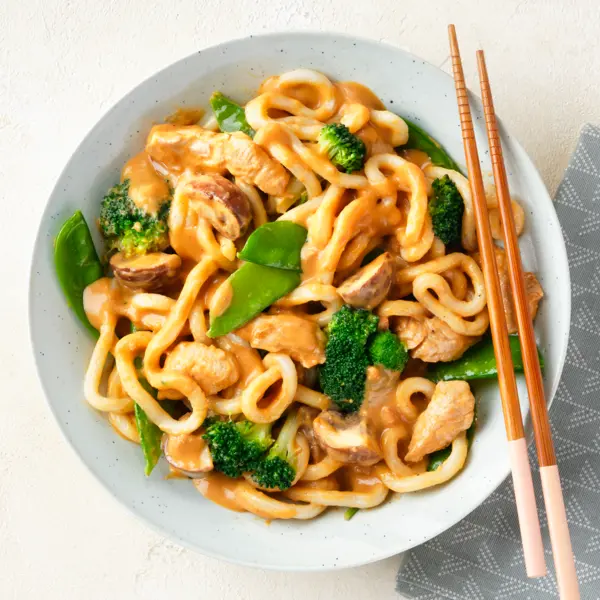 Snelle udonnoedels met kip en broccoli