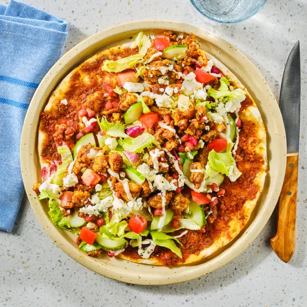 Turkse pizza met shawarma-kipgehakt