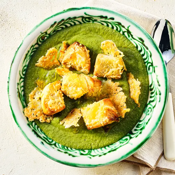 Linzen-broccolisoep met grote kaascroutons