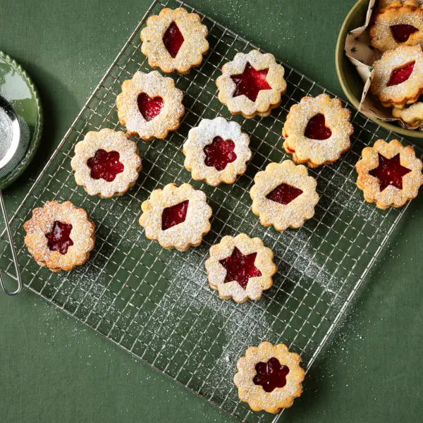 Duitse kerstkoekjes gevuld met jam
